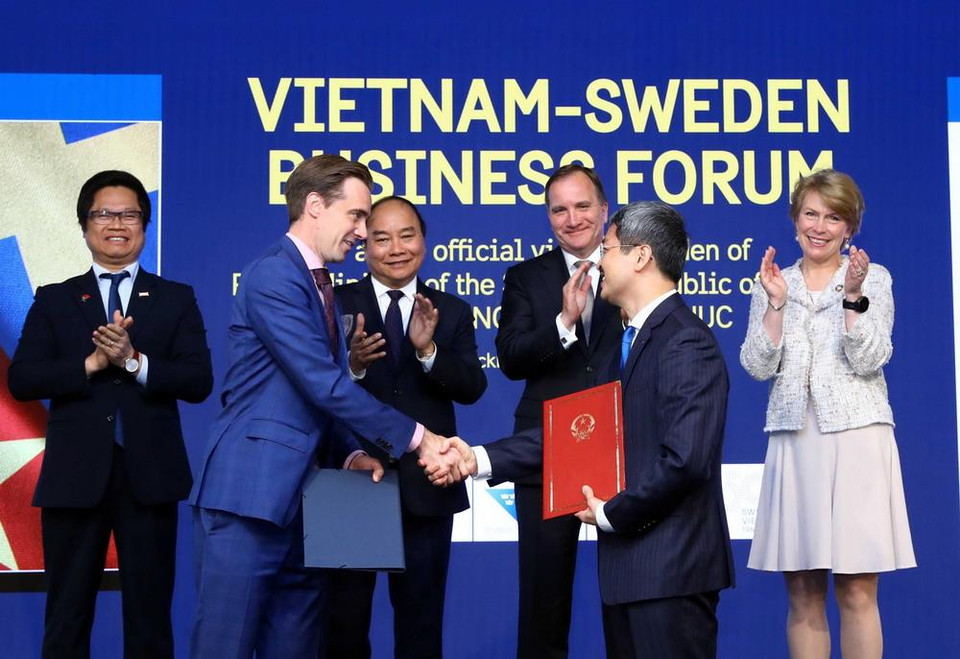 Thủ tướng Nguyễn Xuân Phúc và Thủ tướng Thụy Điển Stefan Löfven chứng kiến Lễ trao Biên bản thỏa thuận hợp tác giữa hai nước. (Ảnh: Thống Nhất/TTXVN)