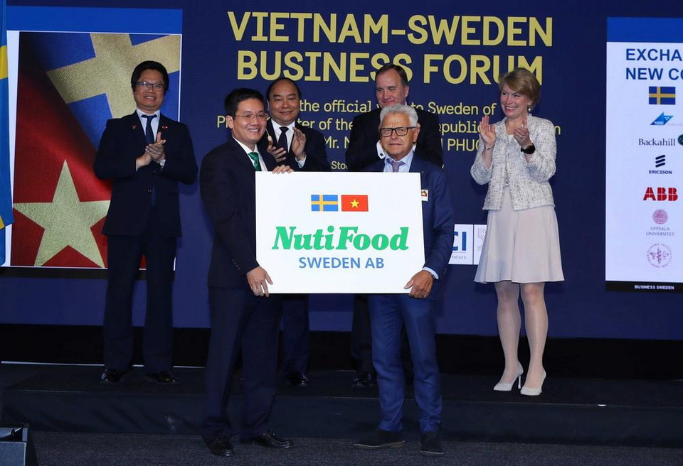 Thủ tướng Nguyễn Xuân Phúc và Thủ tướng Thuỵ Điển Stefan Löfven chứng kiến Lễ trao Biên bản thỏa thuận hợp tác giữa hai nước. (Ảnh: Thống Nhất/TTXVN)