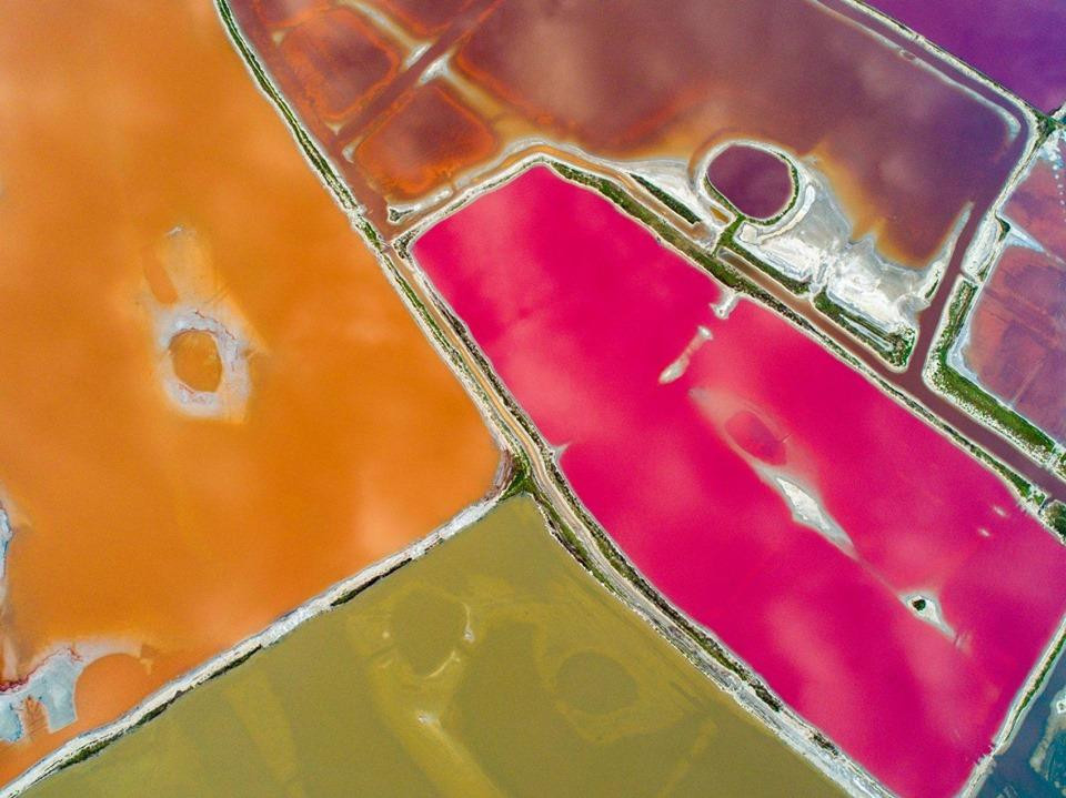 Hình ảnh chụp bằng máy bay không người lái cảnh hồ muối ở thành phố Vận Thành, tỉnh Sơn Tây, phía Bắc Trung Quốc. (Nguồn: Xinhua)