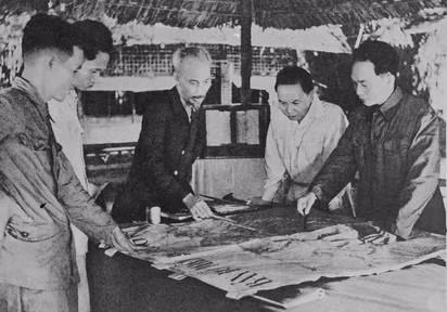 Cuối tháng 9/1953, tại bản Tỉn Keo, An toàn khu Định Hóa (nay thuộc xóm Tỉn Keo, xã Phú Đình, huyện Định Hóa, tỉnh Thái Nguyên), Chủ tịch Hồ Chí Minh chủ trì cuộc họp của Bộ Chính trị bàn kế hoạch tác chiến chiến cục Đông Xuân 1953-1954 và quyết định mở chiến dịch Điện Biên Phủ với quyết tâm tiêu diệt tập đoàn cứ điểm mạnh nhất của Pháp tại Đông Dương. (Nguồn: Tư liệu TTXVN)