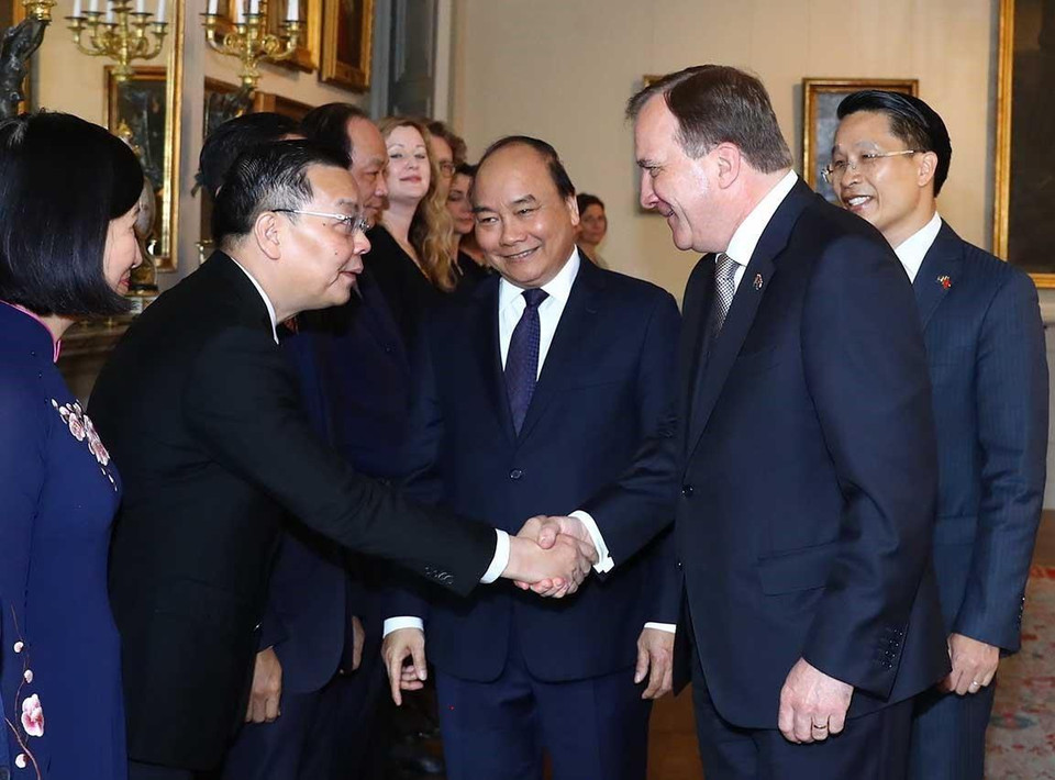 Thủ tướng Nguyễn Xuân Phúc giới thiệu với Thủ tướng Thụy Điển Stefan Löfven các thành viên chính thức Đoàn đại biểu cấp cao Việt Nam tại lễ đón. (Ảnh: Thống Nhất/TTXVN)