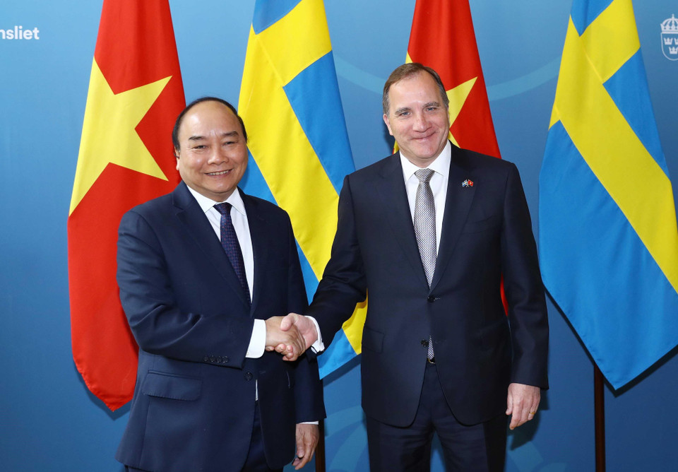 Thủ tướng Nguyễn Xuân Phúc và Thủ tướng Thụy Điển Stefan Löfven tại Lễ đón chính thức. (Ảnh: Thống Nhất/TTXVN)