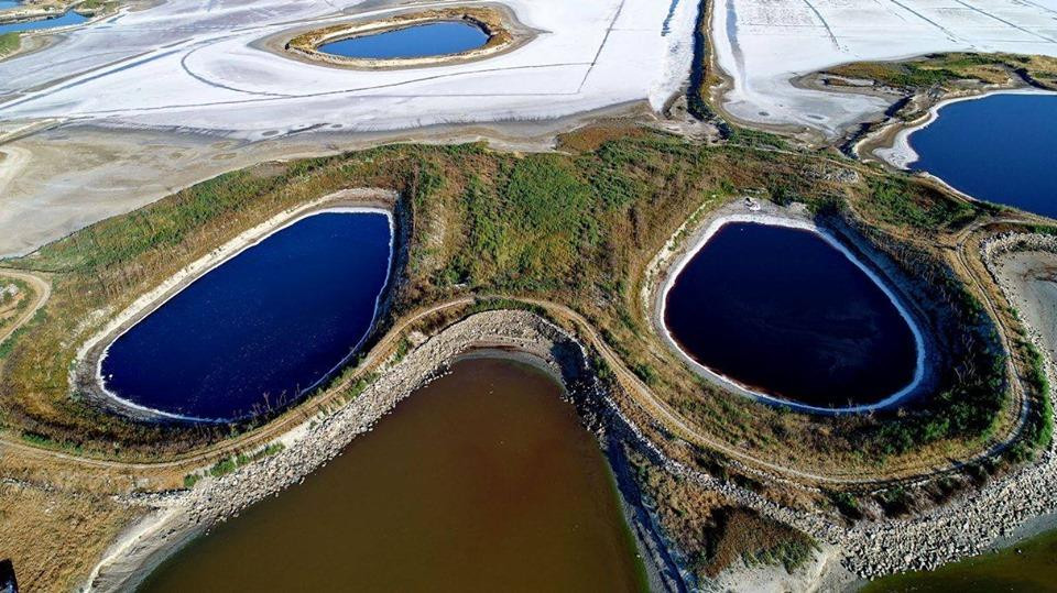 Hình ảnh chụp bằng máy bay không người lái cảnh hồ muối ở thành phố Vận Thành, tỉnh Sơn Tây, phía Bắc Trung Quốc. (Nguồn: Xinhua)