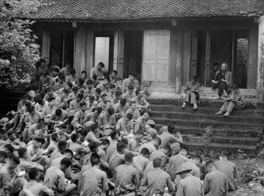 Ngày 19/9/1954, tại sân Đền Giếng trong Khu di tích Đền Hùng (Phú Thọ), trước khi về tiếp quản Thủ đô, cán bộ, chiến sỹ Đại đoàn Quân tiên phong - Sư đoàn 308 được nghe Chủ tịch Hồ Chí Minh nói chuyện thân mật. Người căn dặn: 'Các vua Hùng đã có công dựng nước, Bác cháu ta phải cùng nhau giữ lấy nước.' (Ảnh: Đinh Đăng Định/TTXVN)