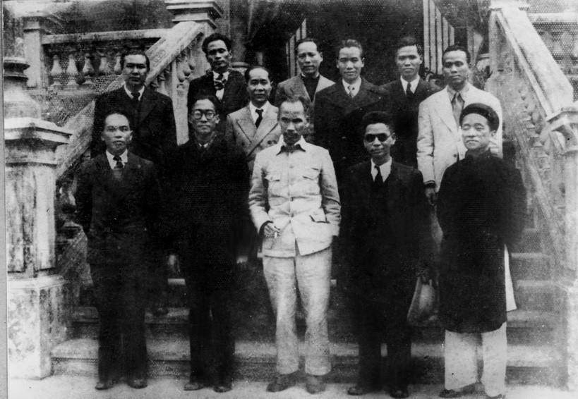 Chủ tịch Hồ Chí Minh và các thành viên Hội đồng Chính phủ lâm thời nước Việt Nam Dân chủ Cộng hòa ra mắt sau phiên họp đầu tiên, sáng 3/9/1945. (Nguồn: Tư liệu TTXVN)