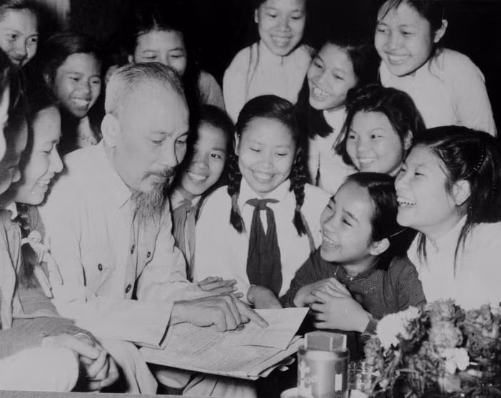 Đoàn đại biểu học sinh trường Trung học Trưng Vương (Hà Nội) đến chúc mừng sinh nhật Chủ tịch Hồ Chí Minh (19/5/1956). (Nguồn: TTXVN)
