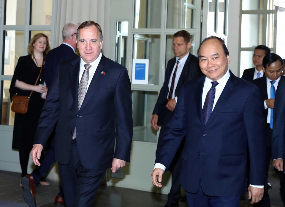 Thủ tướng Nguyễn Xuân Phúc và Thủ tướng Thụy Điển Stefan Löfven tại Lễ đón. (Ảnh: Thống Nhất/TTXVN)