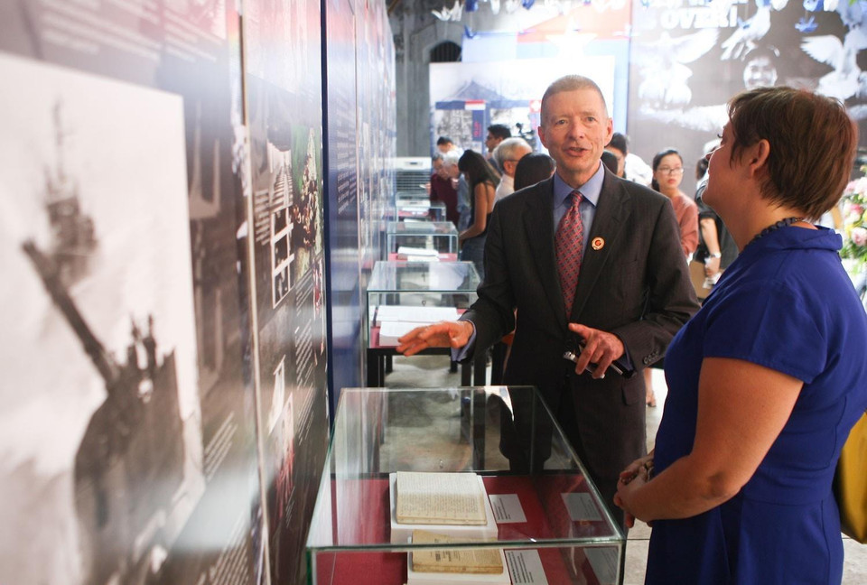 Đại biểu tham quan không gian trưng bày trong ngày khai mạc. (Ảnh: Thanh Tùng/TTXVN)