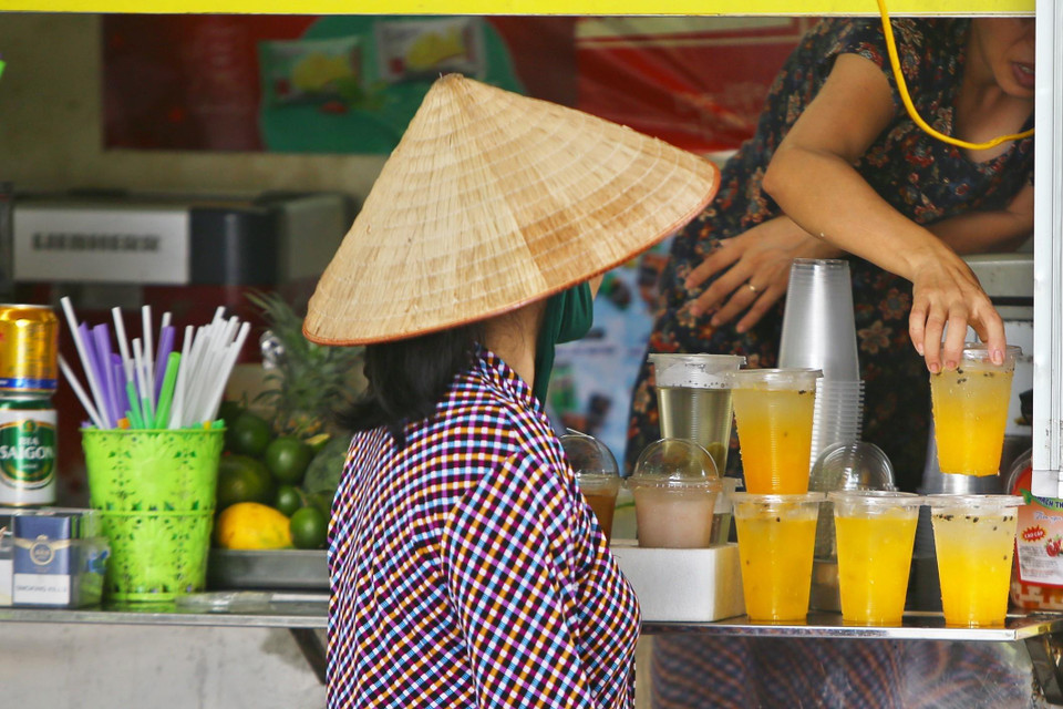 Hơn 50% lượng nhựa được tiêu thụ mỗi ngày nằm trong những sản phẩm nhựa dùng một lần, có nghĩa là quá nửa trong số hàng triệu tấn sản xuất ra mỗi năm chỉ đem lại cho con người cảm giác tiện ích trong vài phút như: cốc nhựa, chai nhựa, ống hút, túi nylon… (Ảnh: Minh Quyết/TTXVN)