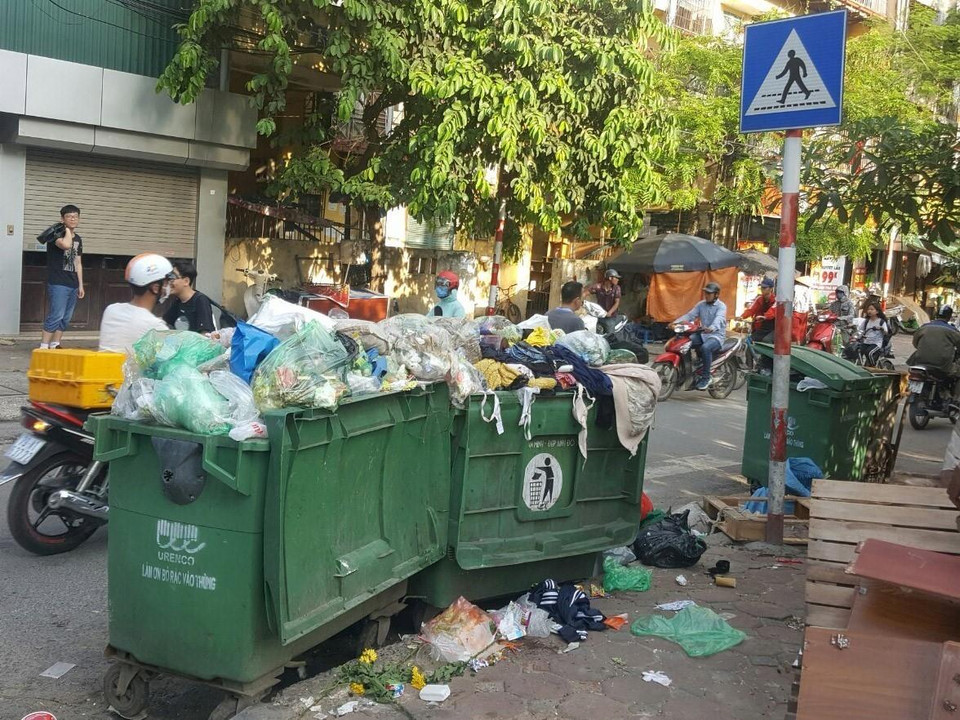  Sở Công Thương Hà Nội cho biết, mỗi ngày, khối lượng rác thải sinh hoạt trên địa bàn thành phố từ 5.500-6.000 tấn, trong đó rác thải nhựa chiếm 8-10%. (Ảnh: Danh Lam/TTXVN)