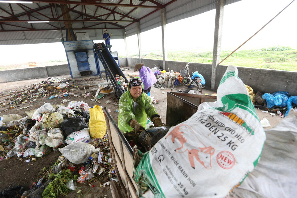 Xử lý rác thải tại xã Tiến Dũng, huyện Yên Dũng (Bắc Giang). (Ảnh: Vũ Sinh/TTXVN)