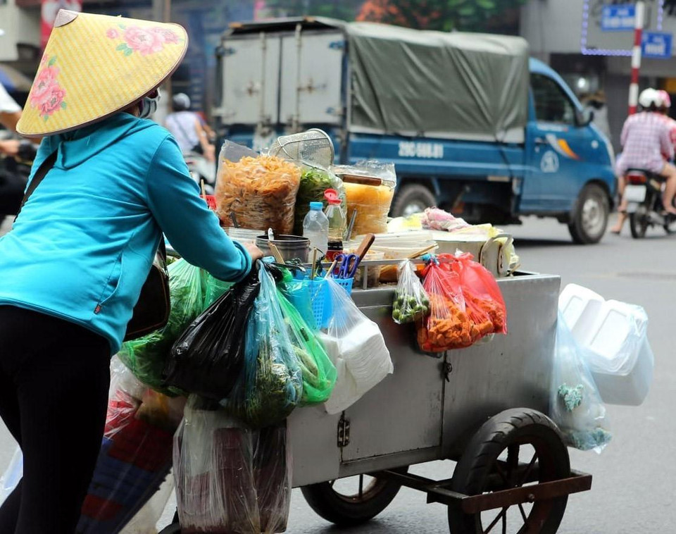 Việc xử lý rác thải nhựa, trong đó có túi nylon tại các khu đô thị là vấn đề hết sức nan giải, bởi đa phần người dân vẫn có thói quen sử dụng túi nilon trong sinh hoạt hàng ngày. (Ảnh: Thành Đạt/TTXVN)