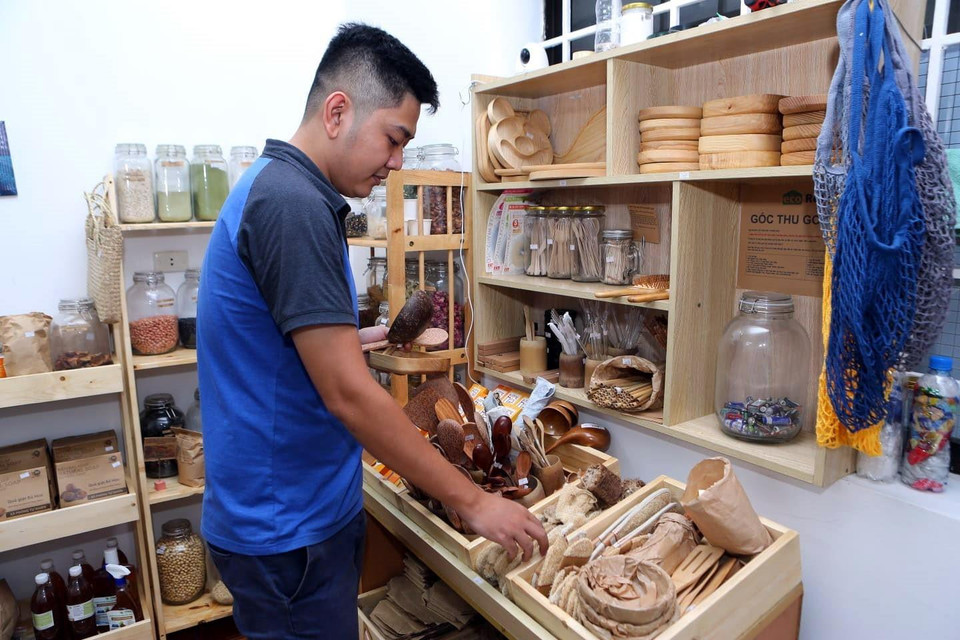 Thời gian gần đây, tại Hà Nội bắt đầu xuất hiện xu hướng tiêu dùng không dùng túi nylon hay sản phẩm nhựa dùng một lần, thay thế bằng các sản phẩm làm từ tre, hoặc thay vì gói đồ bằng túi nylon thì chuyển sang gói bằng lá ở các siêu thị hoặc cửa hàng thực phẩm. Trong ảnh: Cửa hàng Eco Refill (Hà Nội) chuyên bán hàng tái chế và các sản phẩm thân thiện với môi trường thay thế cho vật dụng nhựa. (Ảnh: Thành Đạt/TTXVN)