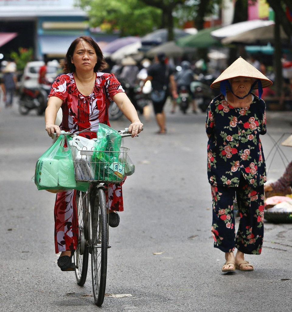 Sử dụng túi nylon đựng đồ ăn, thức uống đã trở thành hình ảnh quen thuộc trong sinh hoạt của người dân. (Ảnh: Minh Quyết/ TTXVN)