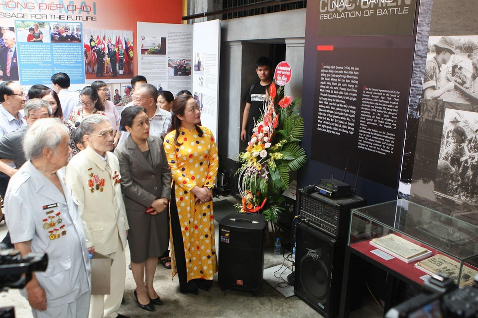 Đại biểu tham quan không gian trưng bày trong ngày khai mạc. (Ảnh: Thanh Tùng/TTXVN)