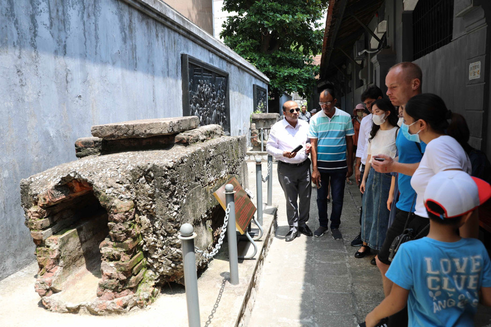 Khách quốc tế tham quan Di tích Nhà tù Hỏa Lò trong ngày Quốc khánh 2/9. (Ảnh: Thanh Tùng/TTXVN)