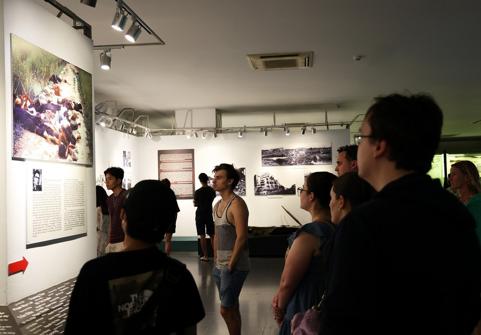 Rất đông du khách quốc tế tham quan Bảo tàng Chứng tích Chiến tranh trong dịp Tết Độc lập 2/9/2022. (Ảnh: Hồng Đạt/TTXVN)