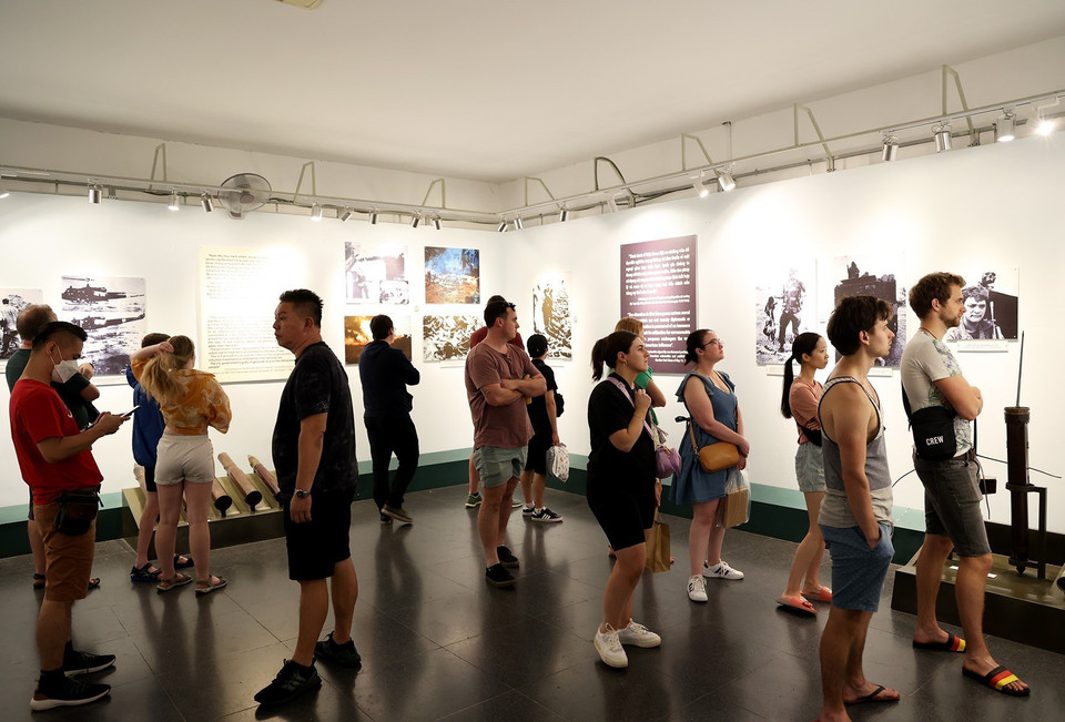 Bảo tàng Chứng tích Chiến tranh là một trong những điểm đến hàng đầu của Thành phố Hồ Chí Minh, thu hút nhiều khách quốc tế tham quan trong dịp Tết Độc lập 2/9 năm 2022. (Ảnh: Hồng Đạt/TTXVN)