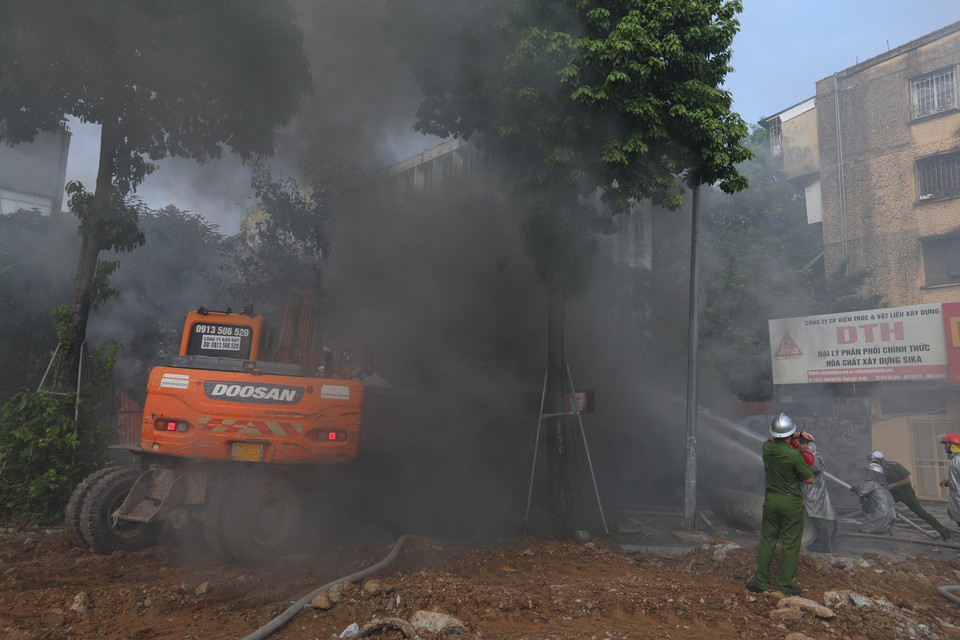 Lực lượng chức năng nỗ lực dập tắt đám cháy. (Ảnh: Hoàng Hiếu/TTXVN)