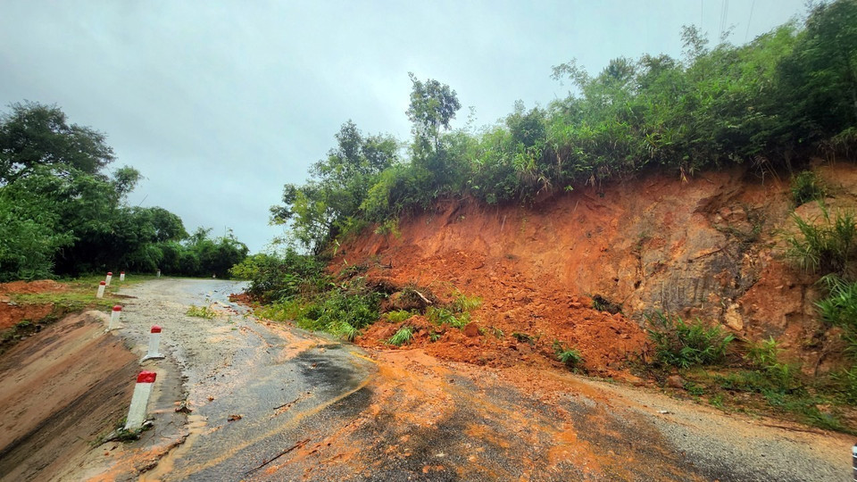 Một số tuyến đường tại huyện Tu Mơ Rông (Kon Tum) bị sạt lở đã được lực lượng chức năng tạm thời khắc phục. (Ảnh: Khoa Chương/TTXVN)