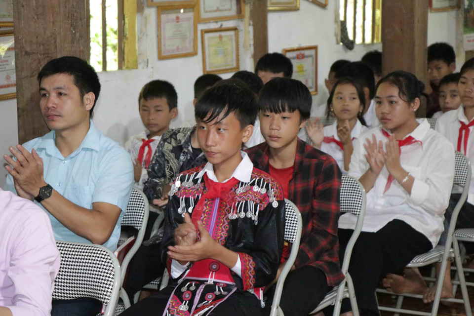 Học sinh tham gia Lễ khai giảng năm học mới của trường Trung học cơ sở Tạ Khoa được tổ chức tại nhà văn hóa bản. (Ảnh: Hữu Quyết/TTXVN)