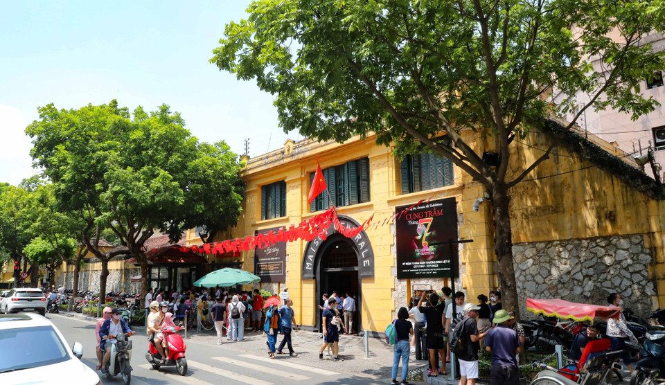 Di tích lịch sử Nhà tù Hỏa Lò là nơi thu hút đông khách trong nước và quốc tế đến tham quan, nghiên cứu và học tập. (Ảnh: Thanh Tùng/TTXVN)