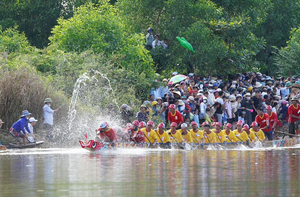 Đã thành thông lệ, vào mỗi dịp Quốc khánh 2/9 hằng năm, người dân huyện Lệ Thủy, tỉnh Quảng Bình - quê hương Đại tướng Võ Nguyên Giáp lại hào hứng, náo nức tham gia lễ hội đua thuyền truyền thống mừng Tết Độc Lập trên dòng sông Kiến Giang. (Ảnh: Nguyễn Chiến/TTXVN)