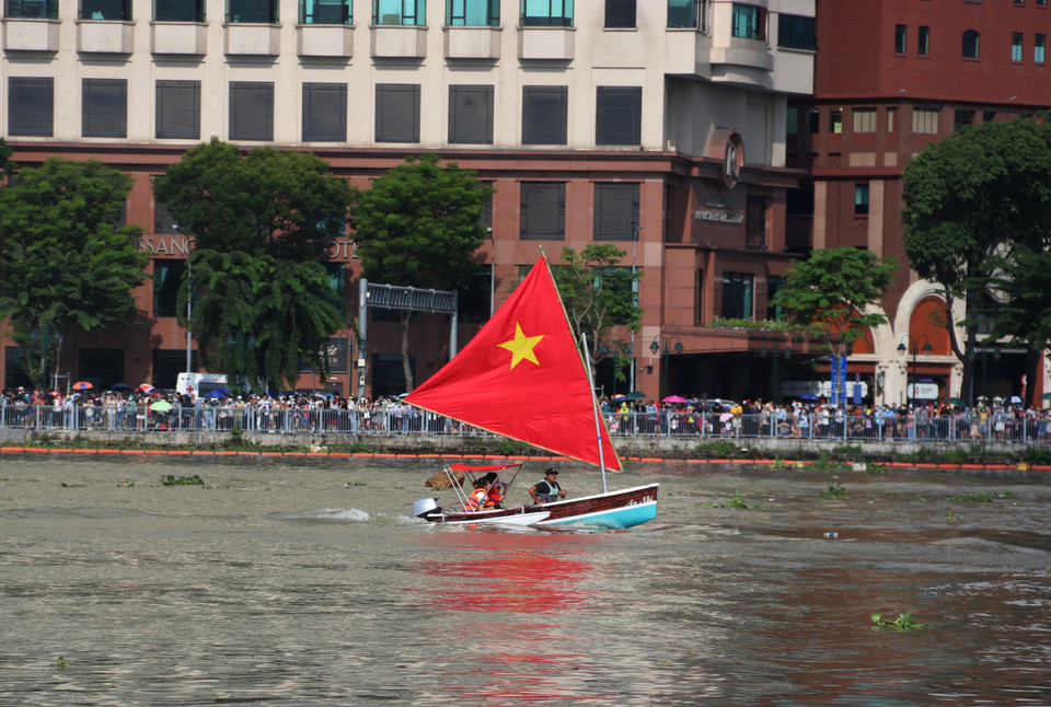 Các hoạt động thể thao dưới nước trong khuôn khổ lễ hội. (Ảnh: Thu Hương/TTXVN)