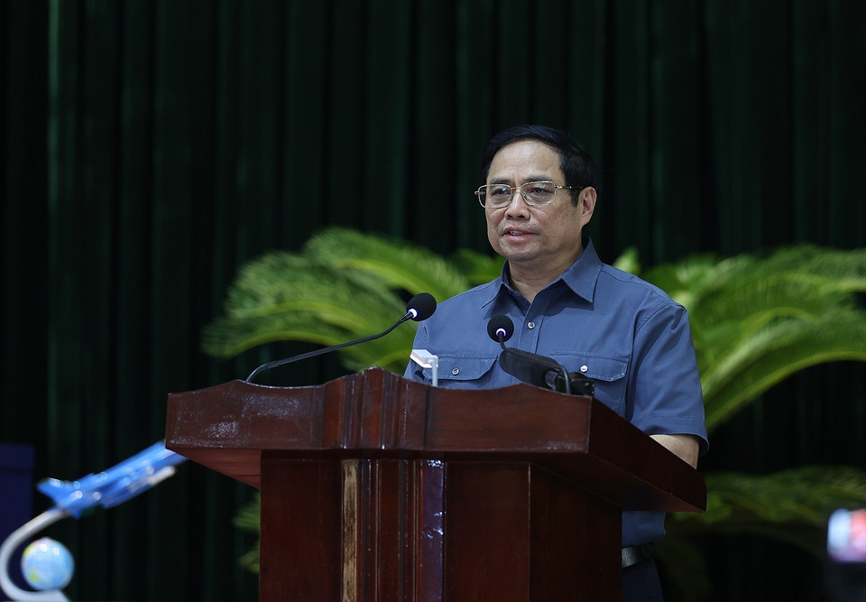 Thủ tướng Phạm Minh Chính phát biểu, động viên cán bộ, chiến sỹ Trung đoàn không quân 921. (Ảnh: Dương Giang/TTXVN)