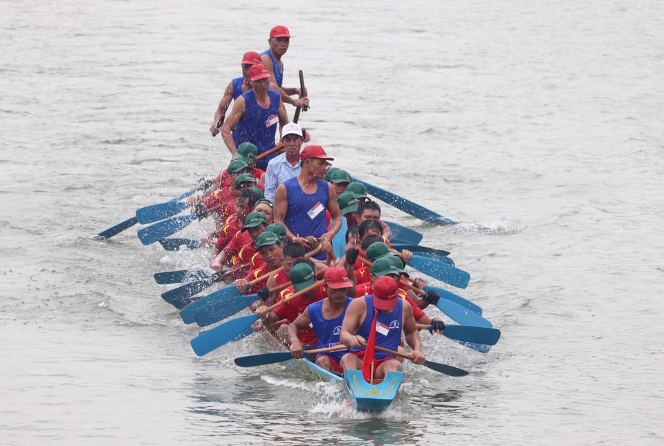Lễ hội đua thuyền là một lễ hội lớn, một nét đẹp văn hóa đã đi vào tiềm thức của mỗi người dân nơi đây. (Ảnh: Nguyễn Chiến/TTXVN)