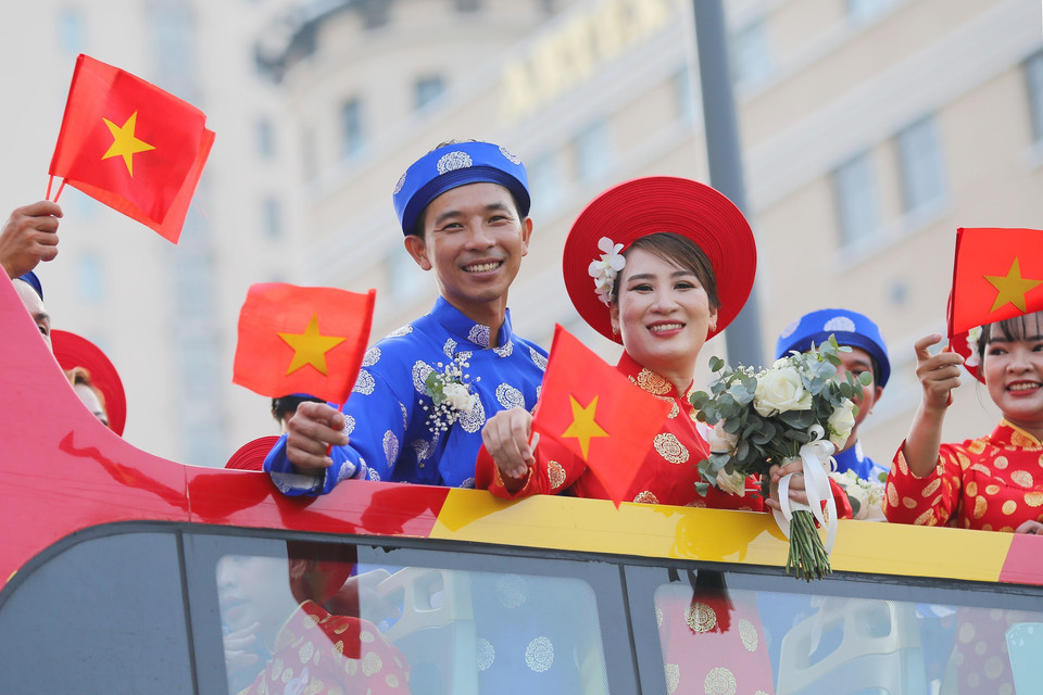 100 cặp đôi tham dự Lễ cưới tập thể năm 2022 diễu hành qua các tuyến đường trung tâm Thành phố Hồ Chí Minh. (Ảnh: Thanh Vũ/TTXVN)