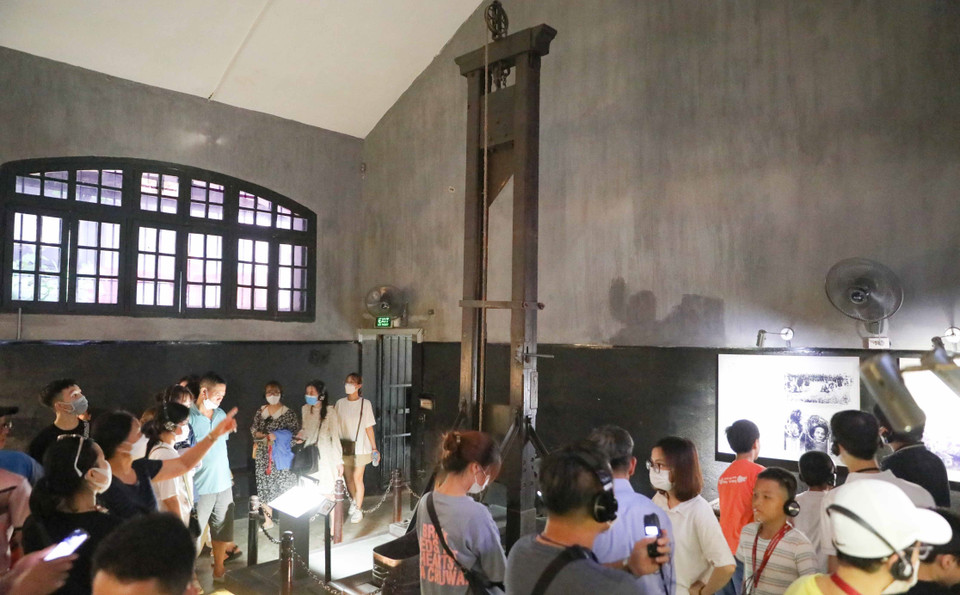 Đông đảo người dân và du khách tham quan Di tích Nhà tù Hỏa Lò trong ngày Quốc khánh 2/9. (Ảnh: Thanh Tùng/TTXVN)