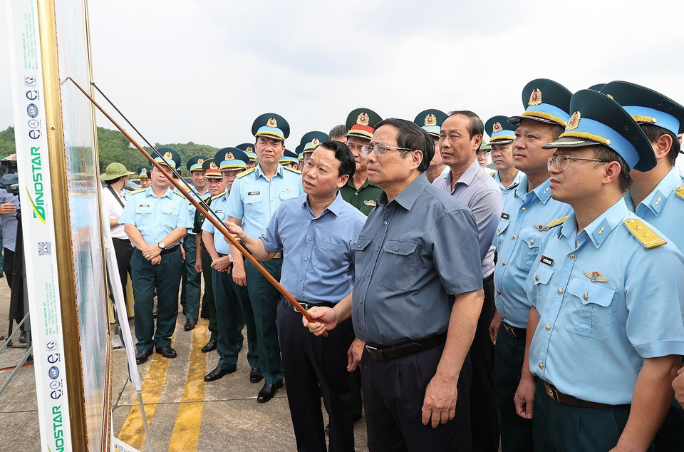 Thủ tướng Phạm Minh Chính khảo sát sân bay quân sự Yên Bái. (Ảnh: Dương Giang/TTXVN)