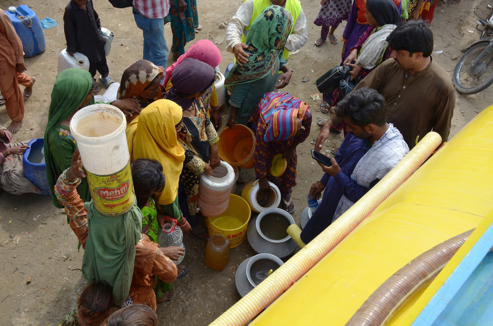 Ngày 20/9/2022, Bộ trưởng Kế hoạch Pakistan Ahsan Iqbal cảnh báo nguy cơ các bệnh lây truyền qua đường nước vượt ngoài tầm kiểm soát sau thảm họa lũ lụt ở nước này. Trong ảnh: Người dân xếp hàng chờ lấy nước uống tại Jamshoro, tỉnh Sindh, Pakistan, ngày 15/9/2022. (Ảnh: THX/TTXVN)