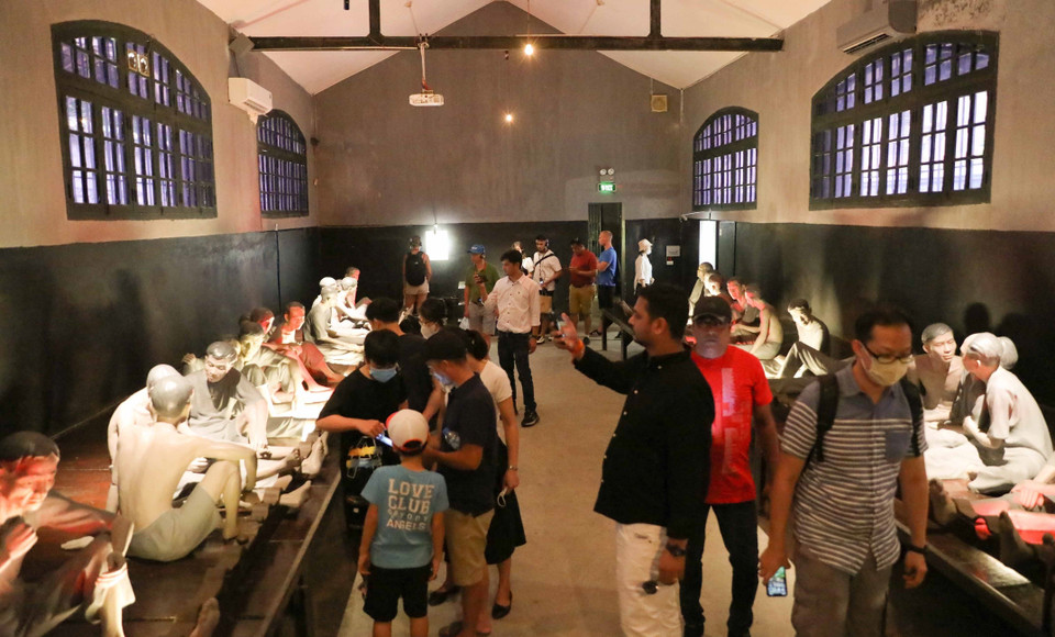 Đông đảo người dân và du khách tham quan Di tích Nhà tù Hỏa Lò trong ngày Quốc khánh 2-9. (Ảnh: Thanh Tùng/TTXVN)