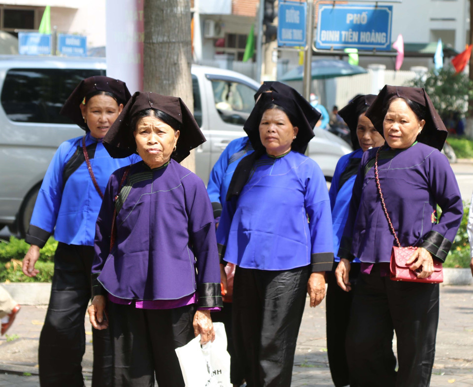 Đồng bào dân tộc Nùng Lạng Sơn tập trung về khu tượng đài Hoàng Văn Thụ, thành phố Lạng Sơn để vui Tết Độc Lập. (Ảnh: Quang Duy/TTXVN)