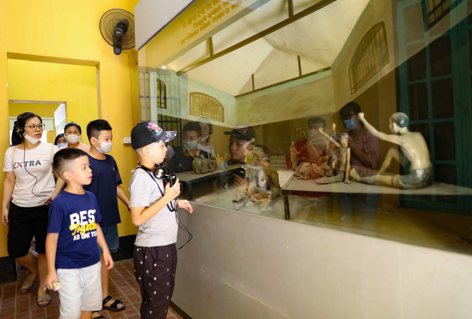 Nhiều em nhỏ được bố mẹ đưa tới tham quan Di tích Nhà tù Hỏa Lò trong ngày Quốc khánh 2-9. (Ảnh: Thanh Tùng/TTXVN)