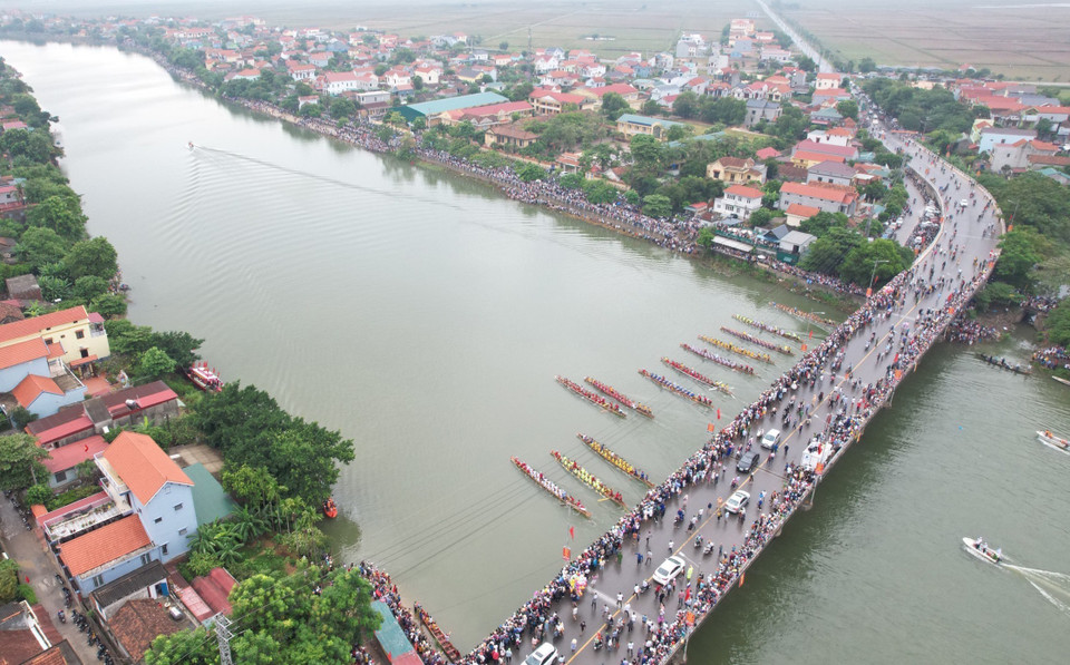 Vào mỗi dịp Quốc khánh 2/9 hằng năm, người dân huyện Lệ Thủy, tỉnh Quảng Bình - quê hương Đại tướng Võ Nguyên Giáp lại hào hứng, náo nức tham gia lễ hội đua thuyền truyền thống mừng Tết Độc Lập trên dòng sông Kiến Giang. (Ảnh: Nguyễn Chiến/TTXVN)
