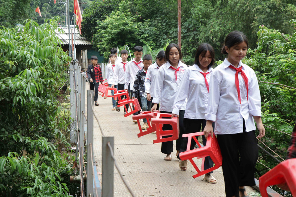 Học sinh đến nhà văn hóa bản để tham gia Lễ khai giảng năm học mới của trường Trung học cơ sở Tạ Khoa. (Ảnh: Hữu Quyết/TTXVN)