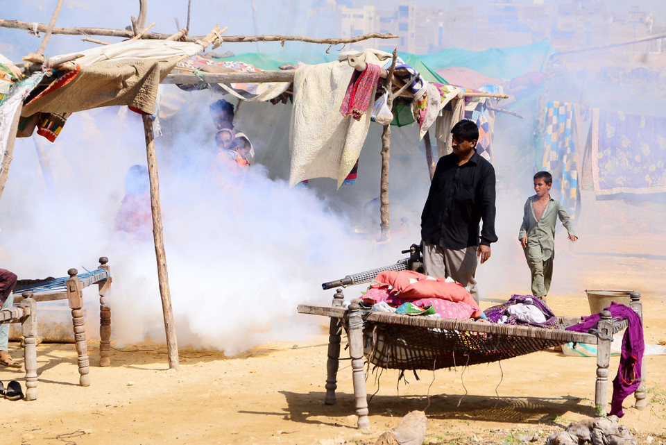 Ngày 20/9/2022, Bộ trưởng Kế hoạch Pakistan Ahsan Iqbal cảnh báo nguy cơ các bệnh lây truyền qua đường nước vượt ngoài tầm kiểm soát sau thảm họa lũ lụt ở nước này. Trong ảnh: Nhân viên y tế phun thuốc diệt muỗi gây bệnh sốt xuất huyết tại Hyderabad, tỉnh Sindh, Pakistan ngày 21/9/2022. (Ảnh: THX/TTXVN)