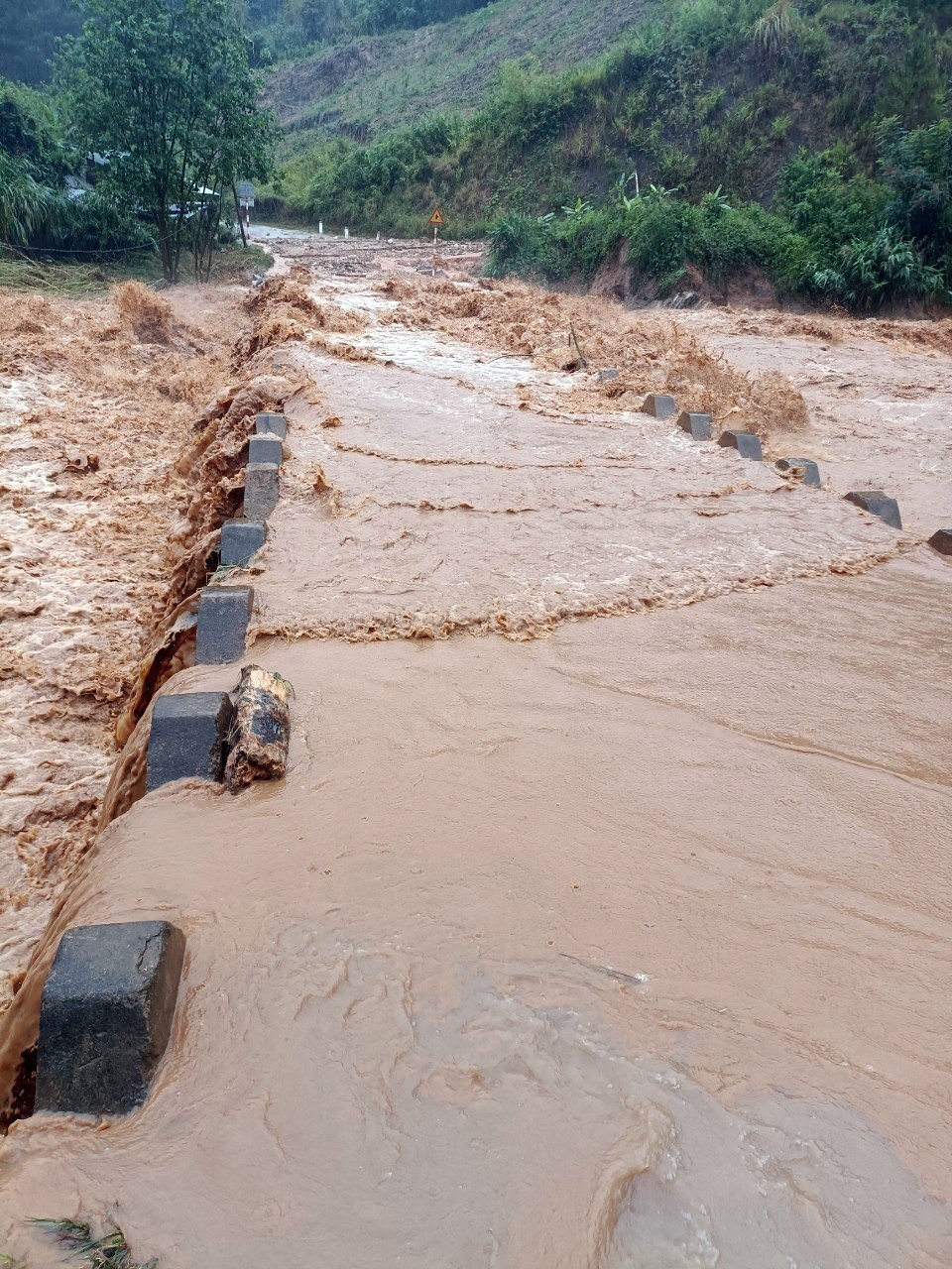 Mực nước dâng cao qua cầu tràn khiến một số xã tại huyện Tu Mơ Rông (Kon Tum) tạm thời bị cô lập. (Ảnh: Khoa Chương/TTXVN)