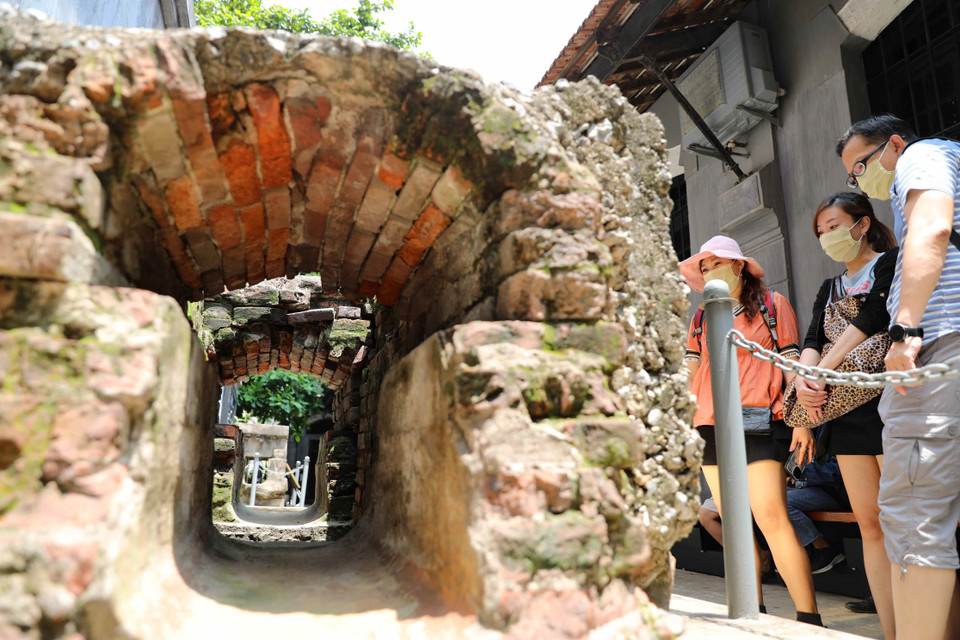 Di tích lịch sử Nhà tù Hỏa Lò, nơi minh chứng về sự hy sinh, chịu đựng gian khổ, tinh thần đấu tranh kiên cường, bất khuất trước kẻ thù của các chiến sỹ cách mạng Việt Nam. (Ảnh: Thanh Tùng/TTXVN)