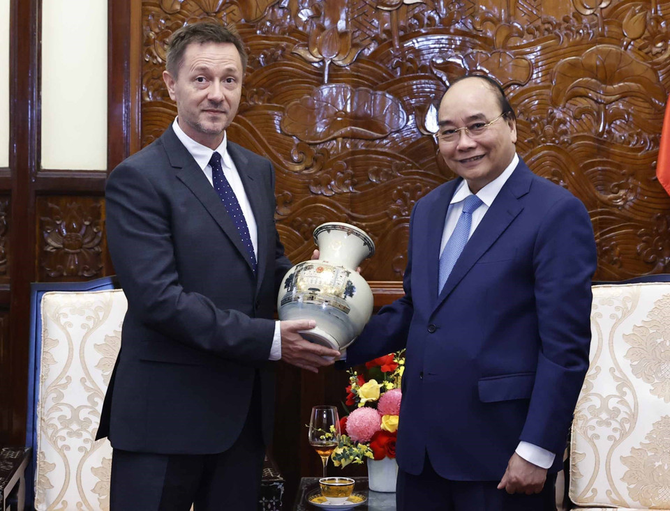 Chủ tịch nước Nguyễn Xuân Phúc tặng quà lưu niệm cho Đại sứ Hungary Tibor Baloghdi. (Ảnh: Thống Nhất/TTXVN)