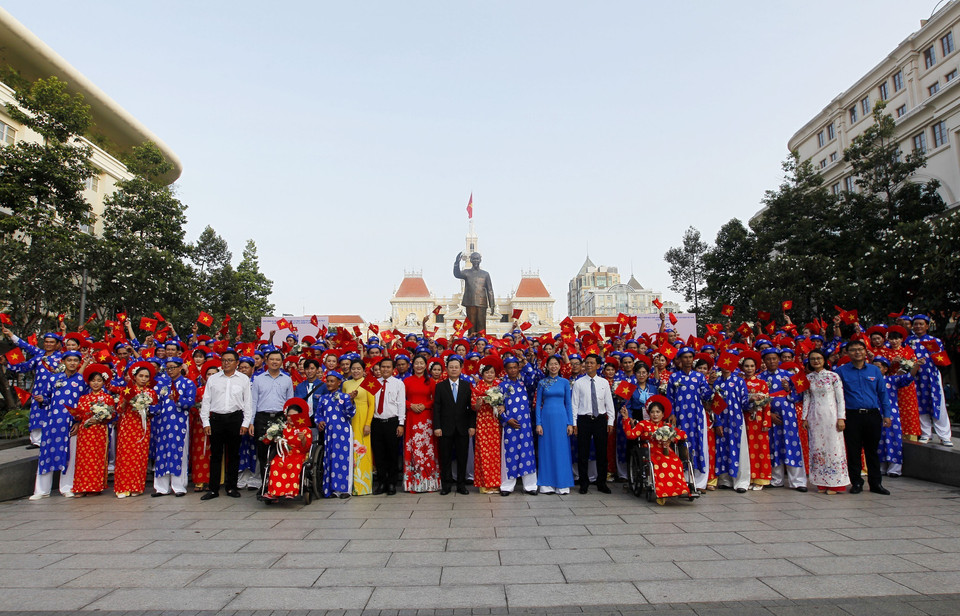 Lãnh đạo Thành phố Hồ Chí Minh chụp ảnh lưu niệm cùng 100 cặp đôi tham dự Lễ cưới tập thể năm 2022. (Ảnh: Thanh Vũ/TTXVN)