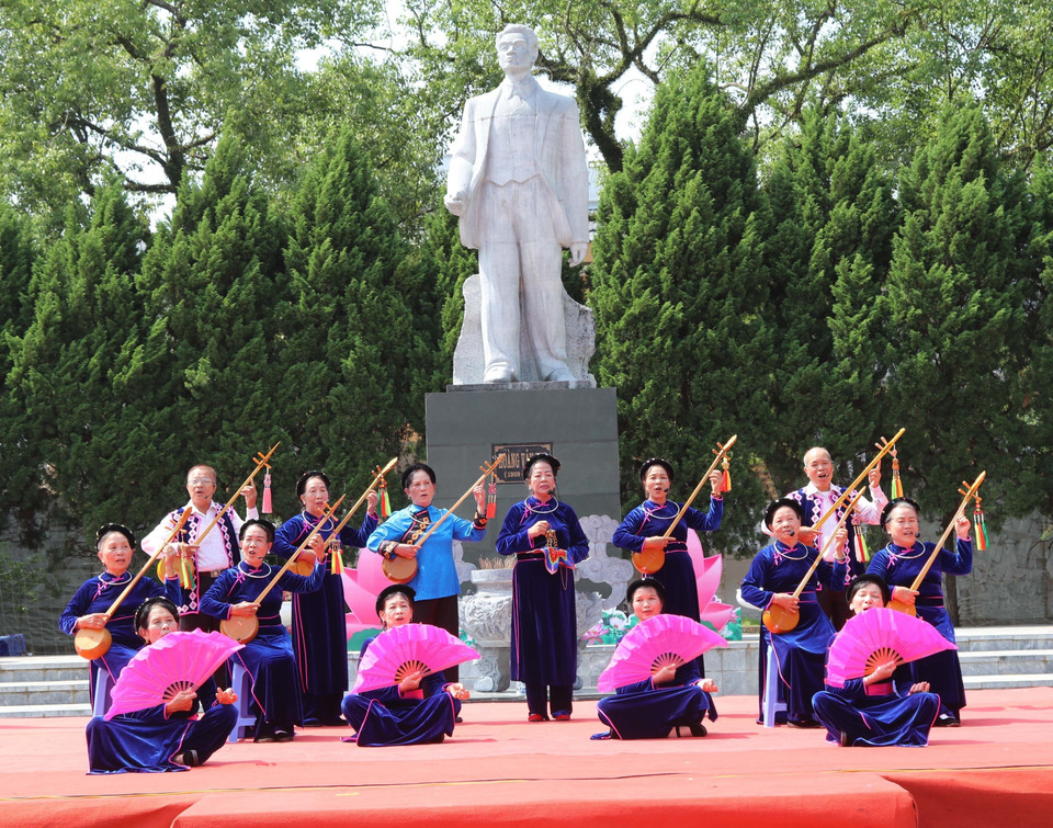 Tiết mục hát Then được trình diễn phục vụ nhân dân tại khu tượng đài Hoàng Văn Thụ, thành phố Lạng Sơn. (Ảnh: Quang Duy/TTXVN)