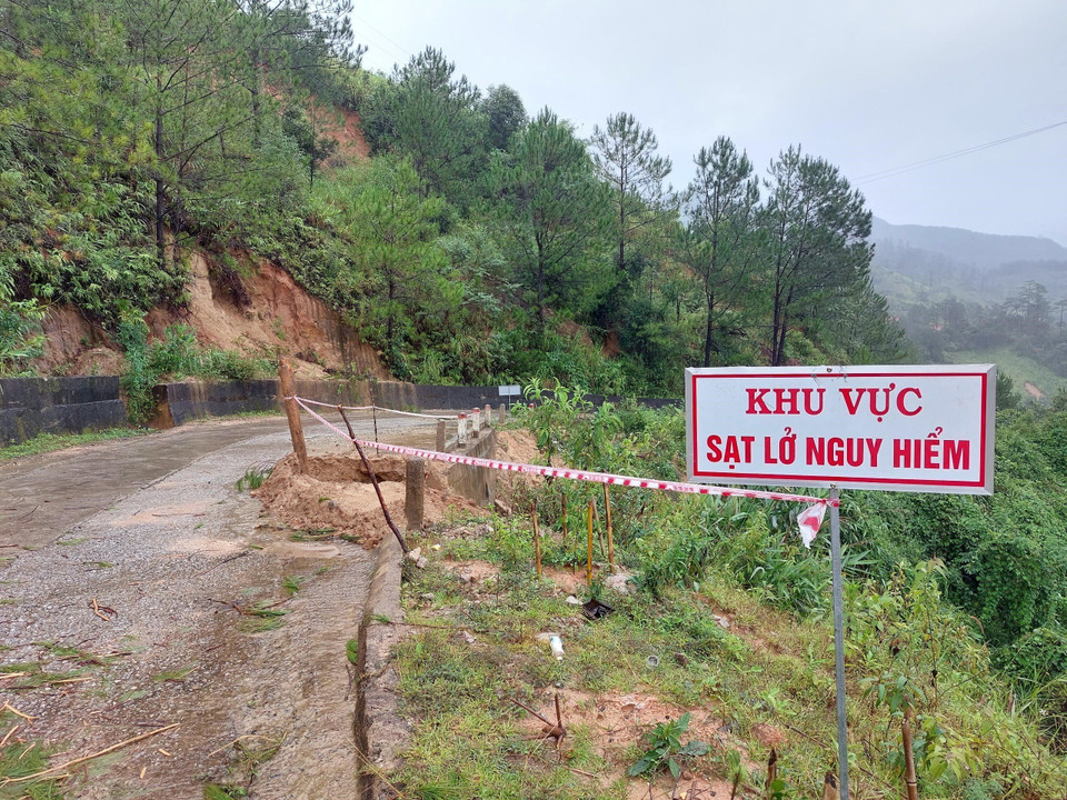 Lực lượng chức năng tại huyện Tu Mơ Rông (tỉnh Kon Tum) cắm biển cảnh báo tại những khu vực có nguy cơ sạt lở để người dân phòng tránh. (Ảnh: Khoa Chương/TTXVN)