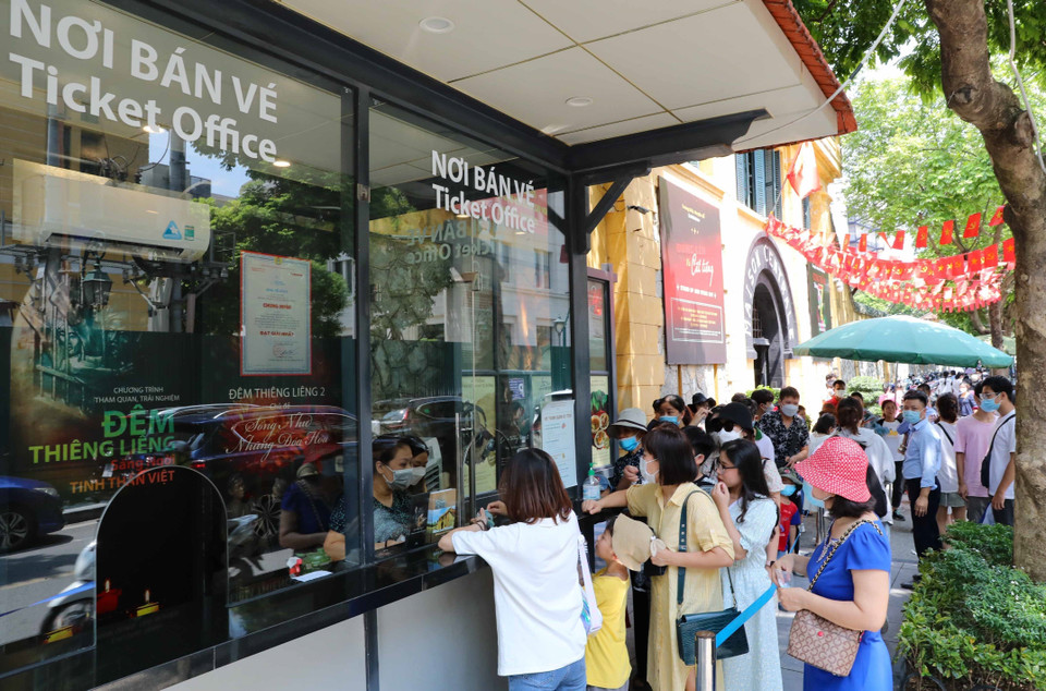 Đông đảo người dân và du khách mua vé tham quan Di tích Nhà tù Hỏa Lò trong ngày Quốc khánh 2/9. (Ảnh: Thanh Tùng/TTXVN)