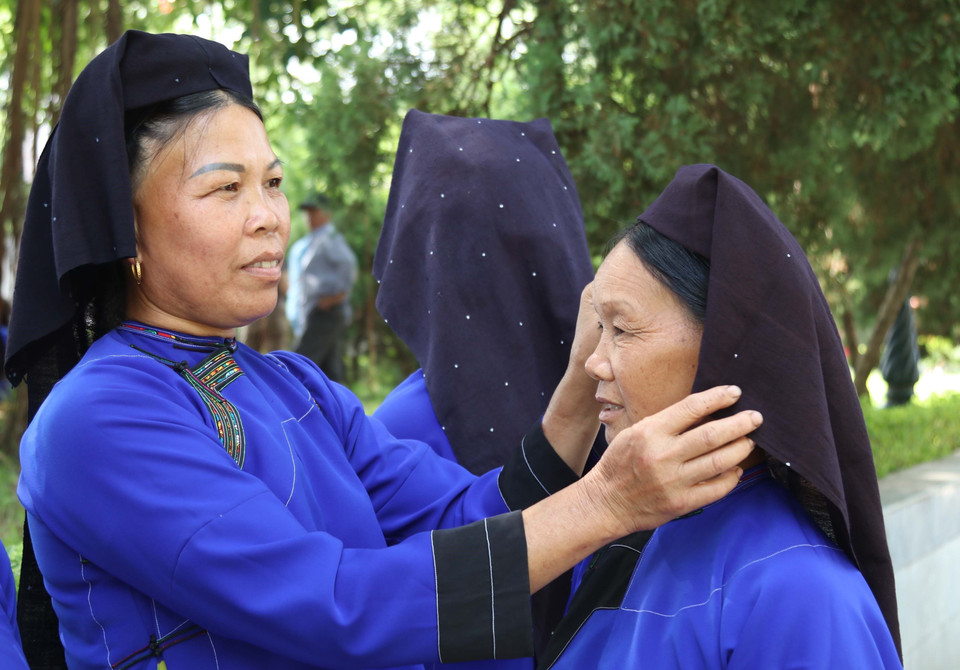Đồng bào dân tộc Nùng Lạng Sơn chỉnh sửa trang phục đi chơi Tết Độc Lập. (Ảnh: Quang Duy/TTXVN)