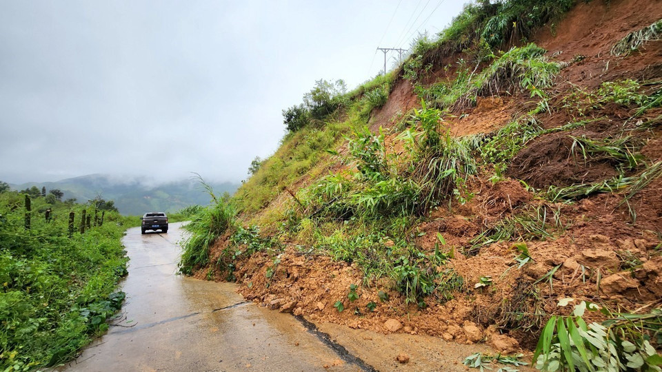 Một số tuyến đường tại huyện Tu Mơ Rông (tỉnh Kon Tum) bị sạt lở đã được lực lượng chức năng tạm thời khắc phục. (Ảnh: Khoa Chương/TTXVN)