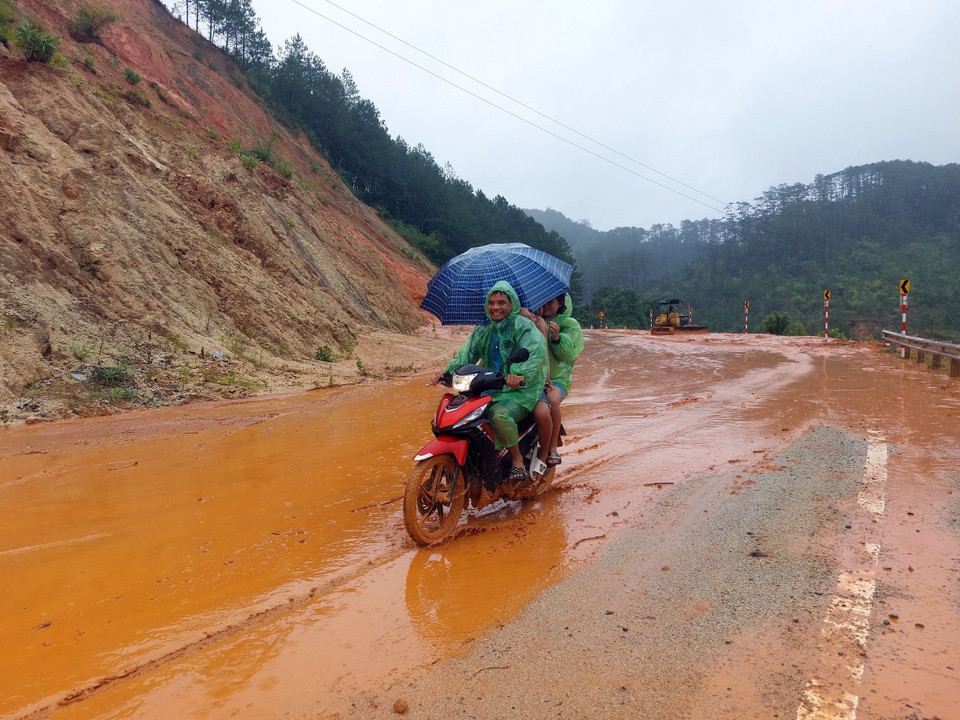 Huyện Tu Mơ Rông (tỉnh Kon Tum) xuất hiện mưa lớn khiến nhiều điểm bị sạt lở. (Ảnh: Khoa Chương/TTXVN)